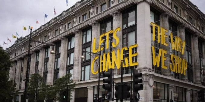Ein Blick auf das Selfridges-Flaggschiff in der Londoner Oxford Street. globus selfridges
