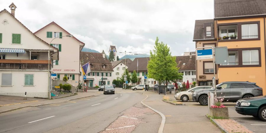 Bushaltestelle Dorf an der Zürichstrasse in Hinwil.