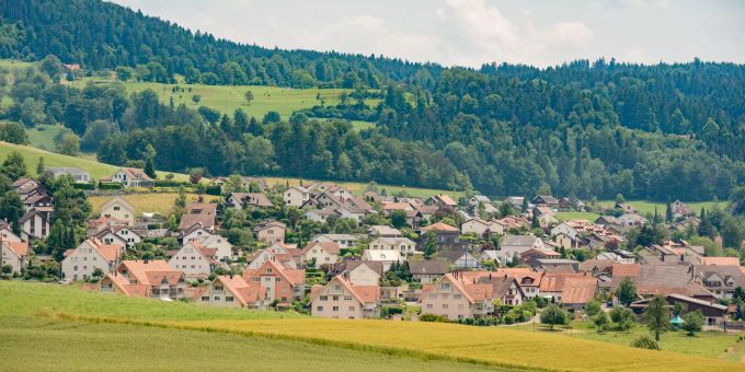 Blick auf Hittnau, eine Gemeinde im Bezirk Pfäffikon des Kantons Zürich. Blick auf Hittnau, eine Gemeinde im Bezirk Pfäffikon des Kantons Zürich.