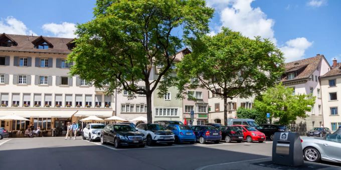 Der Kirchenhofplatz mit dem Hotel Kronenhof in Schaffhausen. Der Kirchenhofplatz mit dem Hotel Kronenhof in Schaffhausen.