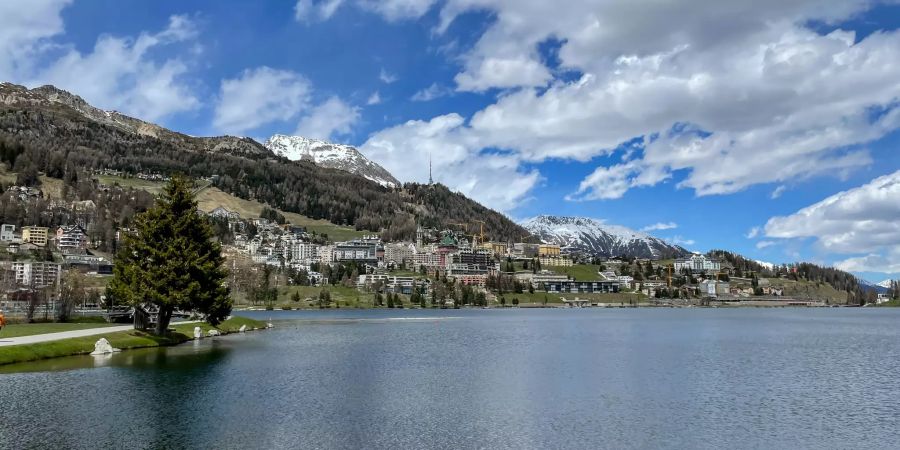 Ausblick auf den Sankt Moritzer See und St. Moritz.