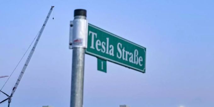 Elon Musk hofft, dass die ersten Autos noch in diesem Jahr vom Band rollen. Foto: Patrick Pleul/dpa-Zentralbild/dpa Elon Musk hofft, dass die ersten Autos noch in diesem Jahr vom Band rollen. Foto: Patrick Pleul/dpa-Zentralbild/dpa