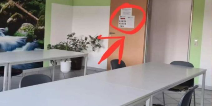 Bilder und Namen der Ungeimpften hängen im Pausenraum der Druckgussfirma. Coronavirus