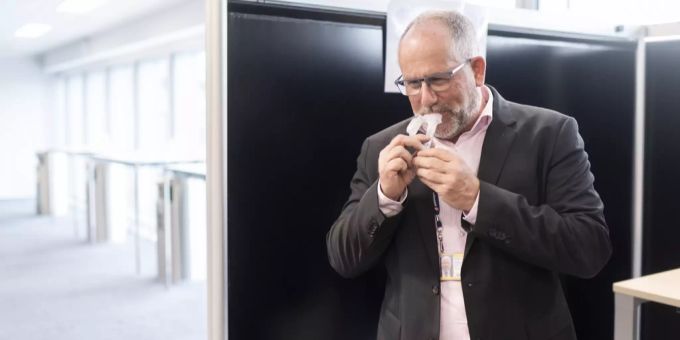 Daniel Steffen von Checkport demonstriert das Durchführen eines Spucktestes auf das Coronavirus. (Archivbild) coronavirus