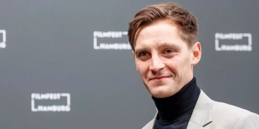 Der Schauspieler Jonas Nay ist in dem Netflix-Film «Du Sie Er & Wir» zu sehen. Foto: Markus Scholz/dpa