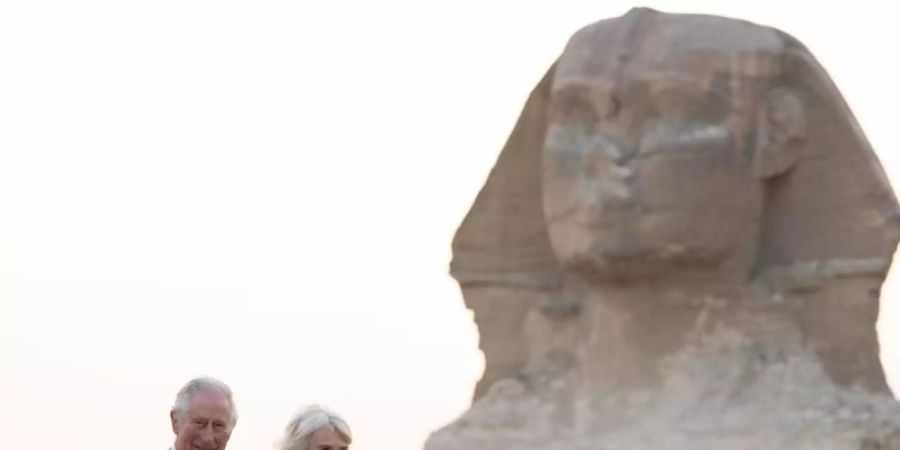 Pflichtprogramm in Ägypten: Charles, Camilla und die Grosse Sphinx von Gizeh. Foto: Joe Giddens/PA Wire/dpa