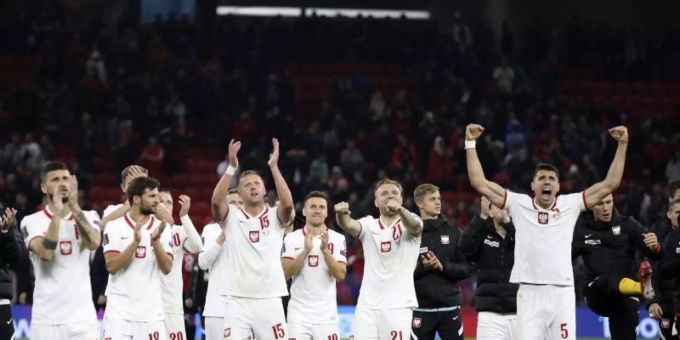 Als Gruppenzweiter in den Playoffs zur WM dabei: Polens Spieler winken den Fans zu. WM 2022