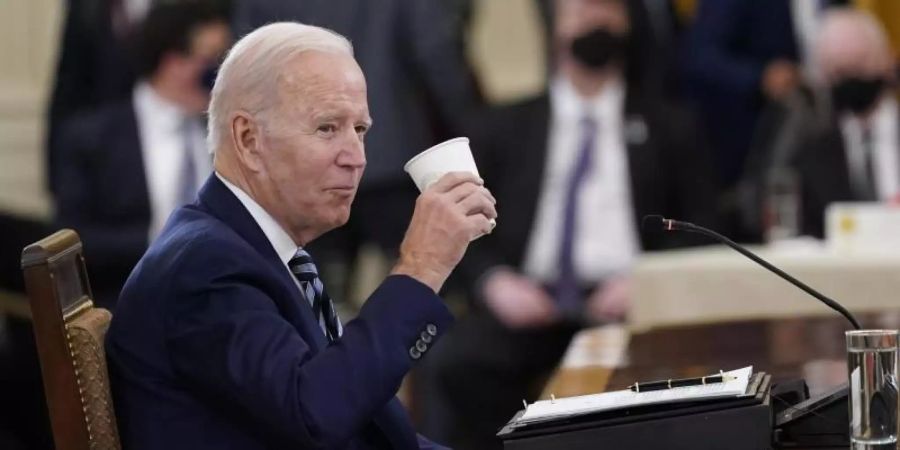 Joe Biden, Präsident der USA, stellt sich den Fragen eines Reporters. Foto: Susan Walsh/AP/dpa