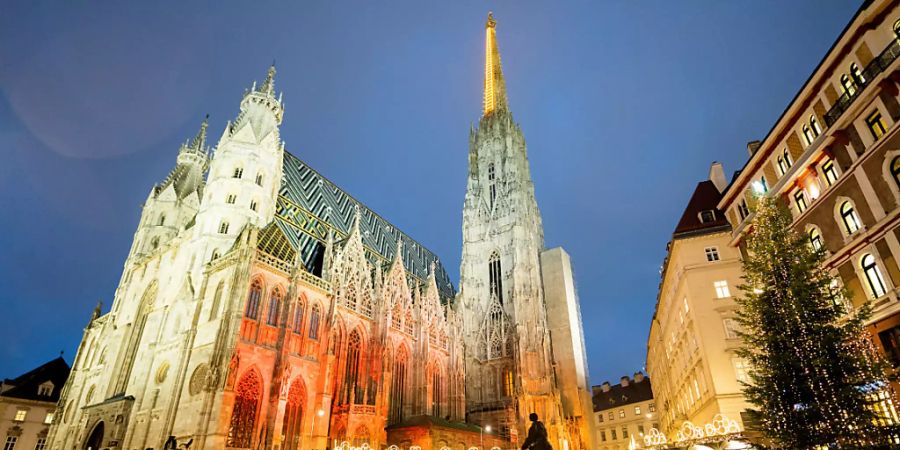 Blick auf den Stephansdom in Wien und den geschlossenen Weihnachtsmarkt davor. Seit dem 22.11.2021 befindet sich Österreich in einem vierten Lockdown. Es sind nur noch Geschäfte des täglichen Bedarfs geöffnet, der Kulturbetrieb ruht, die Museen und Kinos haben geschlossen. Foto: Georg Hochmuth/APA/dpa