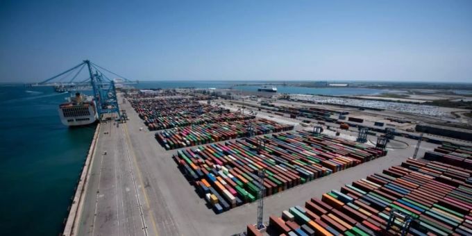 Container im Hafen von Marseille Container im Hafen von Marseille