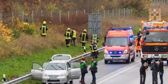 Polizisten und Rettungskräfte stehen neben dem Leichnam der jungen Frau auf der Autobahn 7. Foto: Benjamin Nolte/dpa Polizisten und Rettungskräfte stehen neben dem Leichnam der jungen Frau auf der Autobahn 7. Foto: Benjamin Nolte/dpa