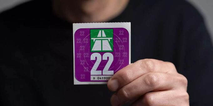 Ab dem 1. Dezember 2021 ist die neue Autobahnvignette an den üblichen Verkaufsstellen erhältlich. Die Vignette kostet weiterhin 40 Franken. Ab dem 1. Dezember 2021 ist die neue Autobahnvignette an den üblichen Verkaufsstellen erhältlich. Die Vignette kostet weiterhin 40 Franken.