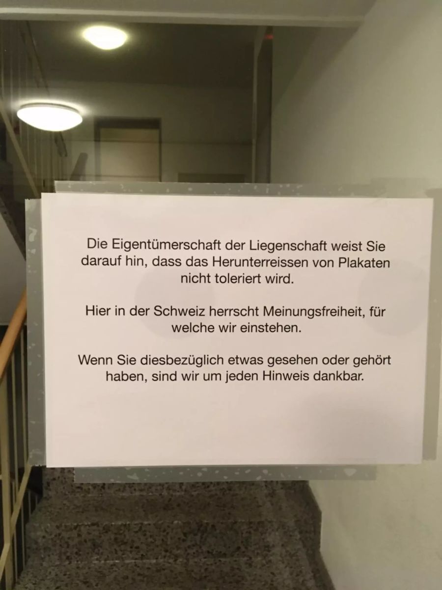 Die Anker Immobilien GmbH verweist auf die Meinungsfreiheit und will das Herunterreissen der Plakate nicht tolerieren.