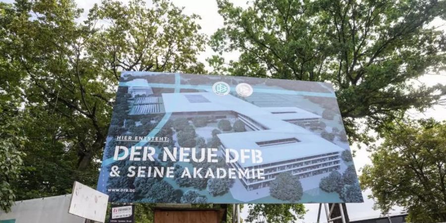 Der Umzug des Deutschen Fussball-Bundes in den neuen DFB-Campus in Frankfurt am Main verzögert sich. Foto: Frank Rumpenhorst/dpa