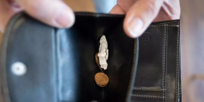 Durch die Corona-Pandemie geraten immer mehr Menschen in Deutschland in finanzielle Not. Das zeigt eine Umfrage bei den Schuldnerberatungsstellen. Foto: Peter Steffen/dpa Durch die Corona-Pandemie geraten immer mehr Menschen in Deutschland in finanzielle Not. Das zeigt eine Umfrage bei den Schuldnerberatungsstellen. Foto: Peter Steffen/dpa