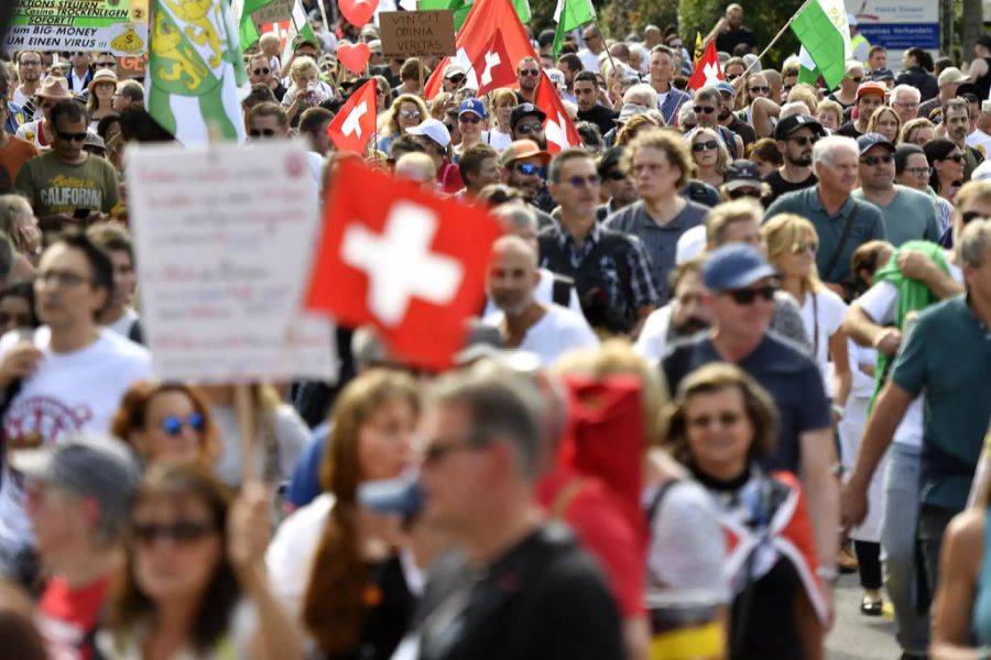 Corona-Skeptiker der Massnahmen an einer Demonstration in Uster (ZH) am Samstag, 25. September 2021.