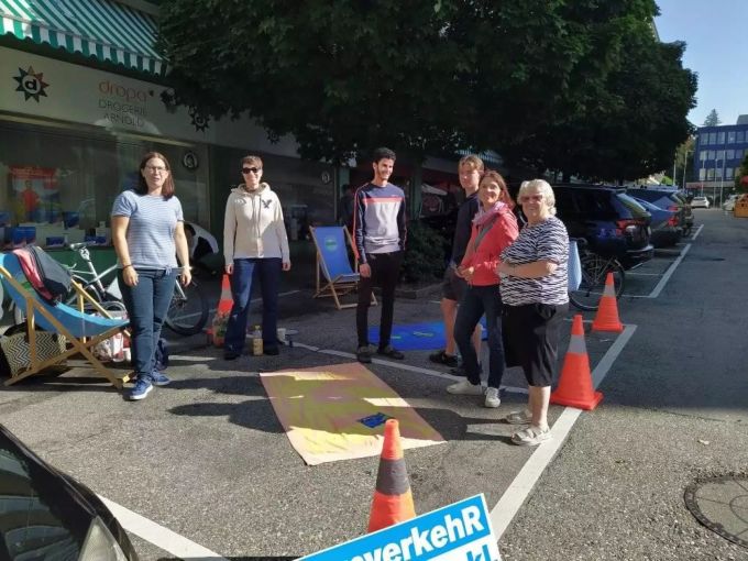 Am PARKing-Day hat die Grüne Partei Grenchen Möglichkeiten für eine lebendige Stadt ohne Strassenverkehr aufgezeigt. Grüne Partei Grenchen