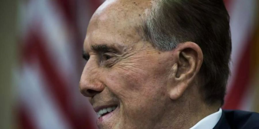 Bob Dole während einer Pressekonferenz im Jahr 2015. Dole ist im Alter von 98 Jahren gestorben. Foto: Jim Lo Scalzo/EPA/dpa