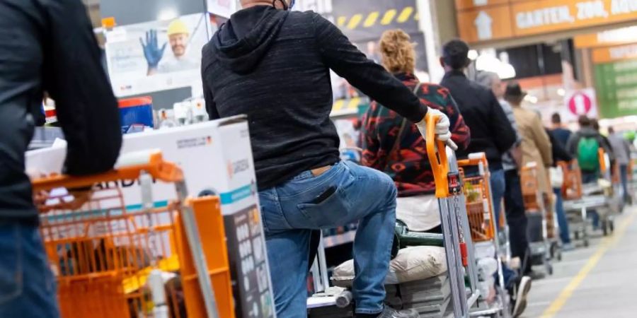 Kunden in einem Baumarkt in München. Foto: Sven Hoppe/dpa