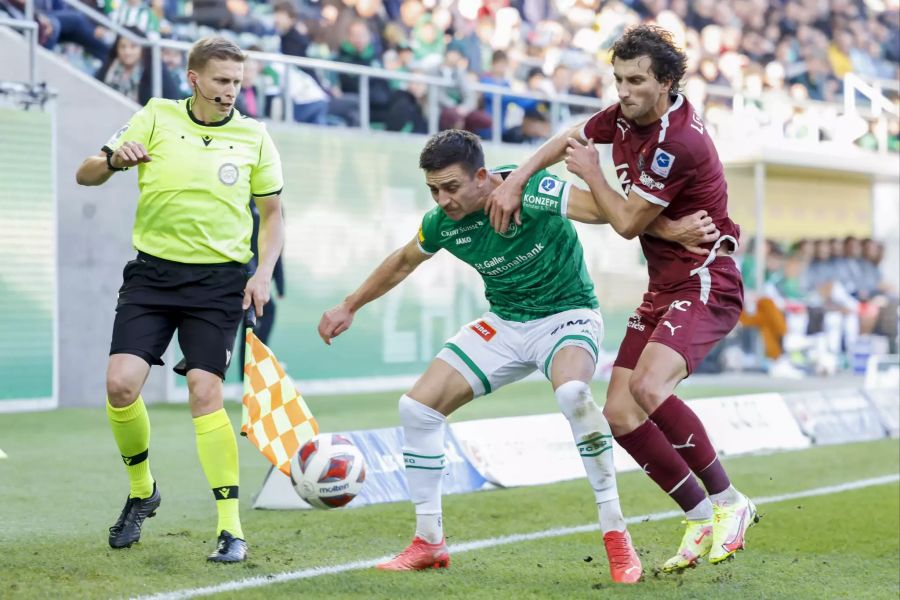 St.Gallens Basil Stillhart (l.) im Duell mit Servette-Stürmer Miroslav Stevanovic (r.).