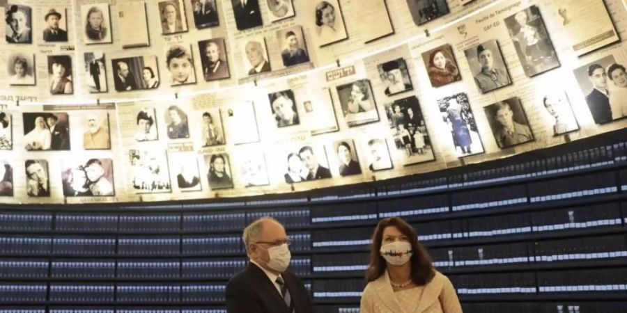 Ann Linde (r), Aussenministerin von Schweden, besucht die Halle der Namen in der Holocaust-Gedenkstätte Yad Vashem. Foto: Maya Alleruzzo/AP/dpa