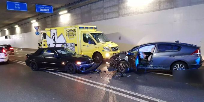 Eine Person wurde bei einem Verkehrsunfall auf der H182 in Granges-Paccot verletzt.