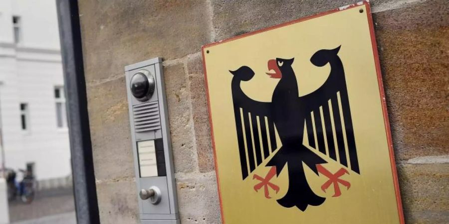 Ein Schild weist auf den Eingang zum Bundeskartellamt hin. Foto: Henning Kaiser/dpa