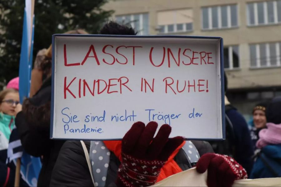 Die Banner und Schilder fordern Bildung für alle.