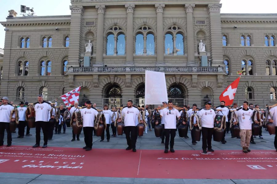 Dutzende Trychler stehen vor dem Bundeshaus.