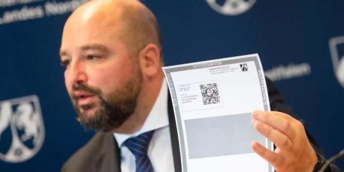 Andreas Brück, Staatsanwalt bei der Zentral- und Ansprechstelle Cybercrime (ZAC NRW), mit einem Paper Wallet für Bitcoin. Foto: Marius Becker/dpa Andreas Brück, Staatsanwalt bei der Zentral- und Ansprechstelle Cybercrime (ZAC NRW), mit einem Paper Wallet für Bitcoin. Foto: Marius Becker/dpa