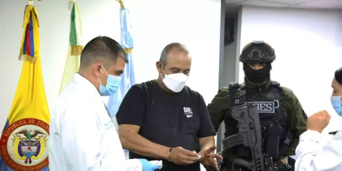 Dairo Antonio Úsuga mit Sicherheitskräften Dairo Antonio Úsuga mit Sicherheitskräften