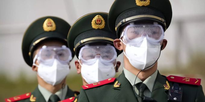 Chinesische Militärpolizisten tragen Masken und Schutzbrillen. Virus Outbreak China