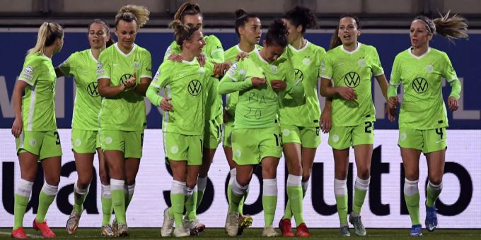 Die Wolfsburger Spielerinnen feiern einen 5:0 Sieg gegen Servette Chenois. UEFA Champions League