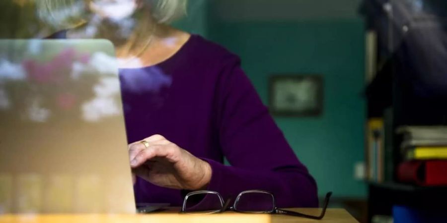 Laut einer Umfrage hat sich die Arbeitsbelastung in der Verwaltung seit der Pandemie erhöht. Ein Faktor ist demnach der Umzug ins Homeoffice. Foto: Finn Winkler/dpa/Illustration
