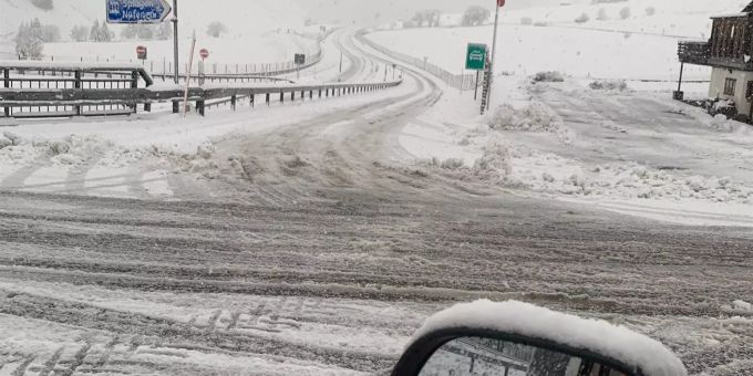 Die total gesperrte Autostrasse N13 bei Nufenen. Verkehrsbehinderungen