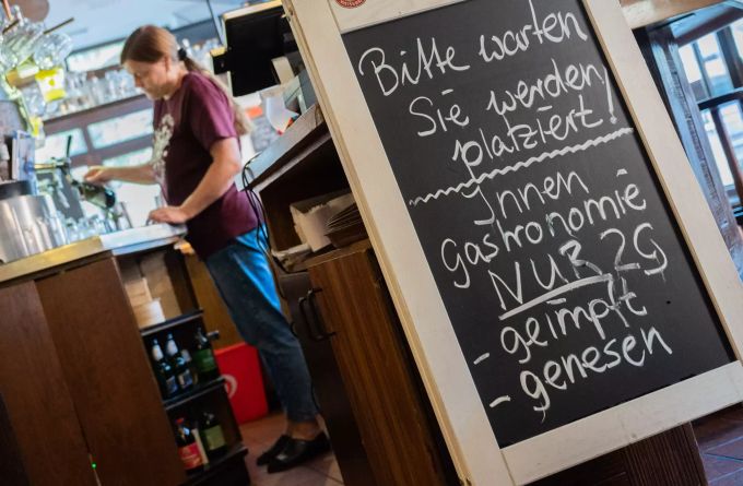 Eine Tafel mit der Aufschrift «Innengastronomie – Nur 2G» steht in Schadt·s Brauerei Gasthaus in Braunschweig (D). In der Gaststätte erhalten nur Gäste Zutritt, die gegen das Coronavirus geimpft oder vom Virus nachweislich genesen sind. Coronavirus 2G Gastronomie
