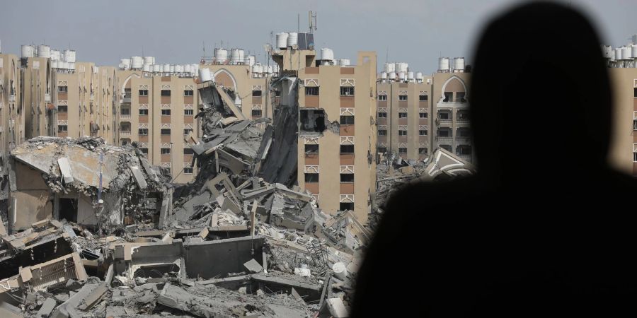 Palästinenser inspizieren die Schäden an den zerstörten Gebäuden in Hamad City nach dem israelischen Angriff auf Chan Junis.