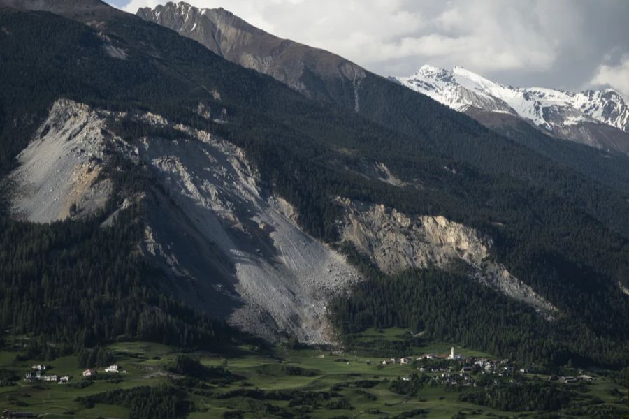 Das Bündner Bergdorf Brienz musste wegen eines drohenden Hangrutsches evakuiert werden.