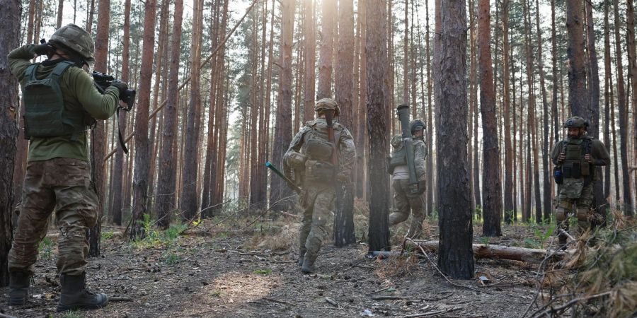 Ukrainische Soldaten während eines Kampfeinsatzes.