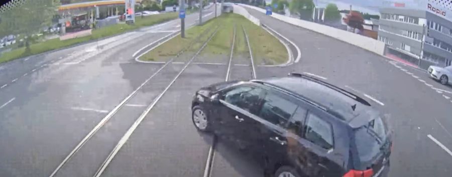 Hier wird ein Auto von einer AVA-Bahn getroffen, weil der Fahrer oder die Fahrerinnen unachtsam war.