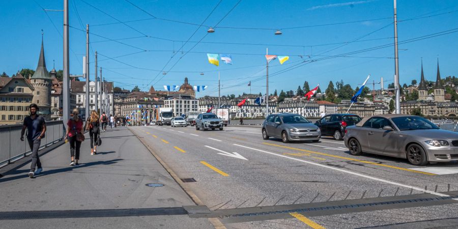Verkehr auf der Seebrücke in der Stadt Luzern.
