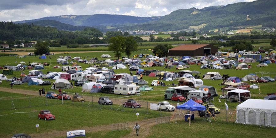 Tausende «Döschwo» nahmen an einem Welttreffen in Delsberg JU teil.