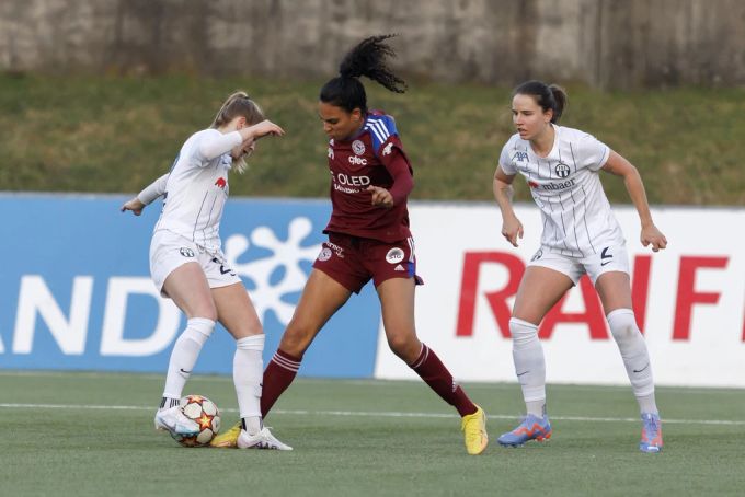 Zuletzt spielte Coumba Sow (mitte) für Servette Chênois in der Schweiz – und holte den Cupsieg. Coumba Sow
