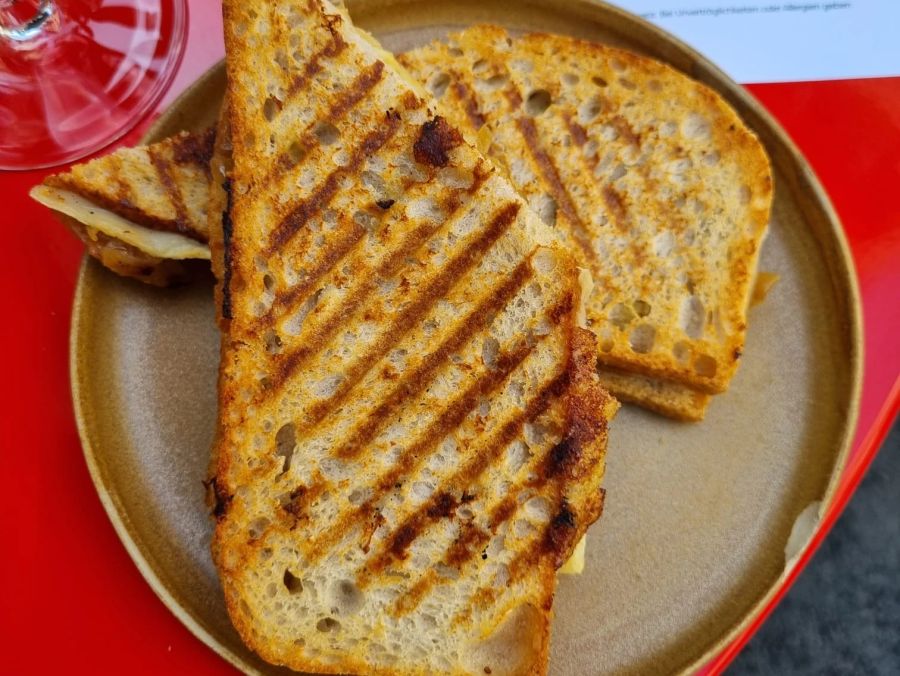 Toasty mit Käse und einem Zwiebelchutney.