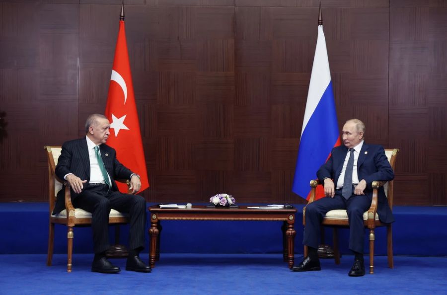 Jetzt kehrt Erdogan Wladimir Putin den Rücken zu. Hier trafen sich die beiden Präsidenten am 13. Oktober 2022 in Astana (KAZ) zum Gipfel der Konferenz über Interaktion und vertrauensbildende Massnahmen in Asien CICA).