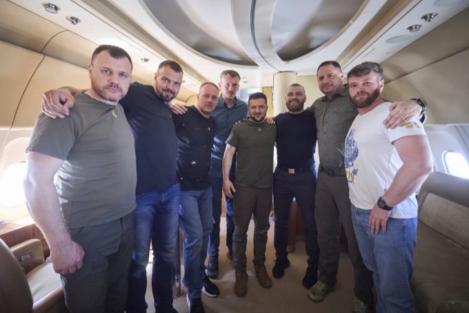 Fünf Kommandeure der Verteidigung des Stahlwerks Asowstal, das zu Beginn des Krieges monatelang zermürbend belagert wurde, kehrten mit Zelenskyy aus der Türkei zurück Ukraine