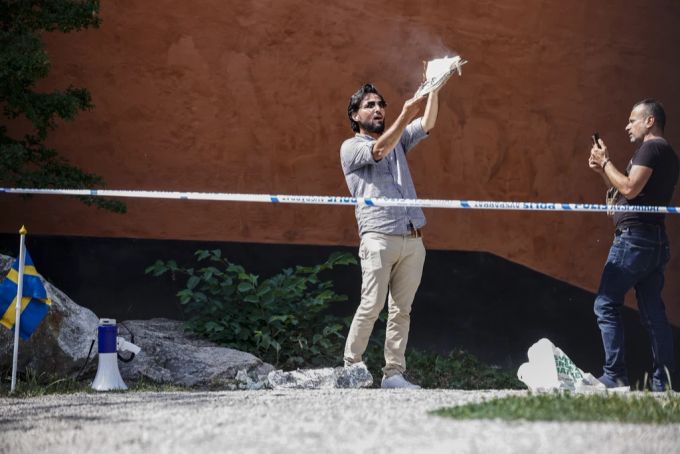 Während einer öffentlichen Demonstration in Stockholm wurde ein Koran angezündet. stockholm koran angezündet