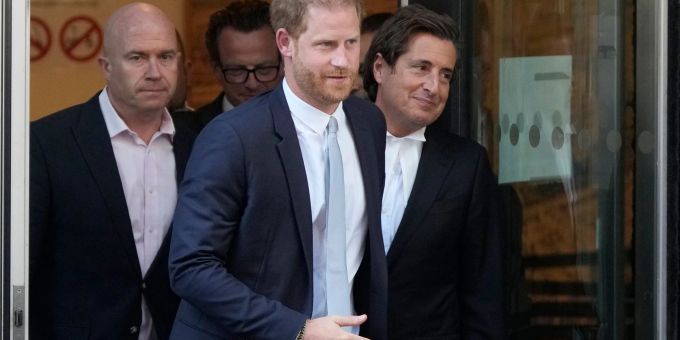 Prinz Harry und sein Anwalt David Sherborne verlassen das Gericht nach einer Zeugenaussage. Prinz Harry