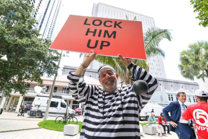 Ein Protestler wartet vor dem Gericht in Florida auf das Erscheinen von Donald Trump. (Archivbild) Trump Lock him up