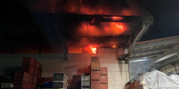 Grossaufgebot - Brand in Recycling-Anlage in Cressier FR ausgebrochen